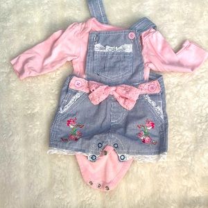 Baby outfit jeans shorts with a pink shirt